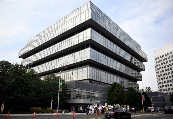 Manifestantes frente a la sede de Purdue Pharma en Stamford, Connecticut, el año pasado. La compañía, que introdujo el analgésico recetado OxyContin en 1996, es culpada de gran parte de la epidemia de opioides.