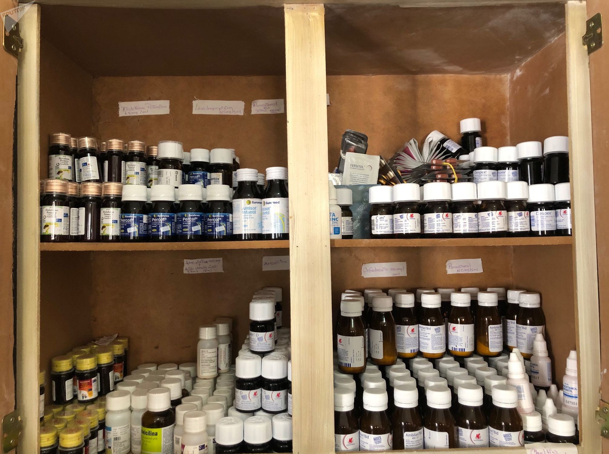 Medicamentos recopilados por la Comuna Socialista Altos de Lídice ordenados en las estanterías de su farmacia comunal Medicamentos recopilados por la Comuna Socialista Altos de Lídice ordenados en las estanterías de su farmacia comunal
