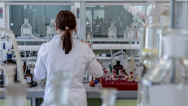 Laboratorio-farmaceutico_1258684188_13589531_1020x574