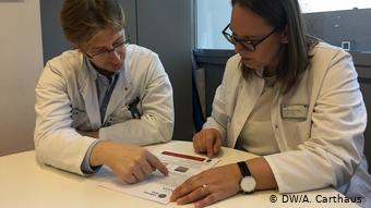 Haciendo malabarismos: Prof. Dr. med. Jochen Hinkelbein y Dra. Andrea Liekweg.(DW/A. Carthaus )