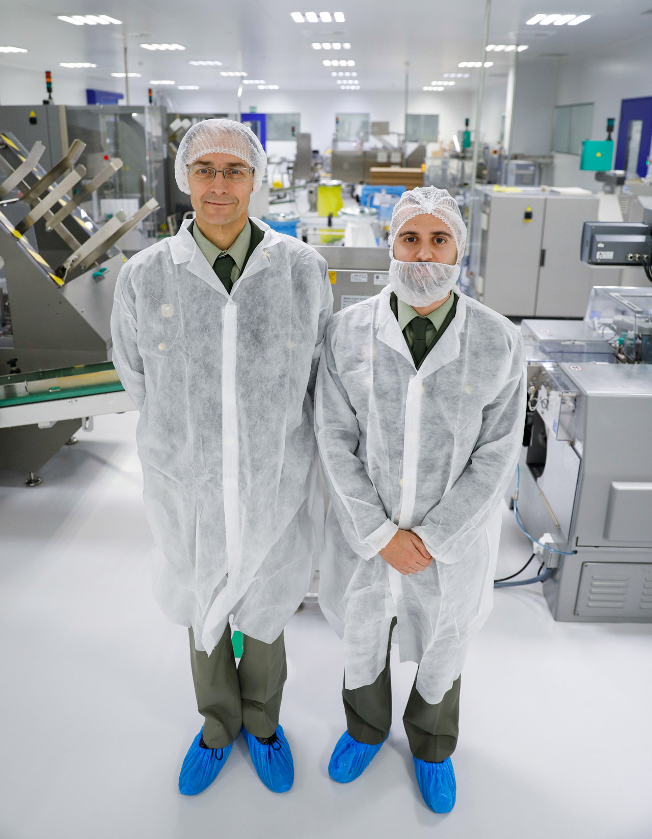 Antonio Juberías, coronel farmacéutico y director del centro, y Alejandro Blasco, capitán farmacéutico. 