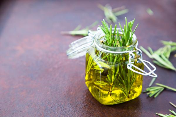 Aceite de romero: para qué sirve y cómo se prepara - Cómo se prepara el aceite de romero – receta