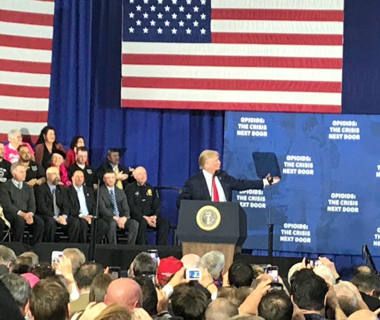 Trump_gestures_Garrovaphoto_0