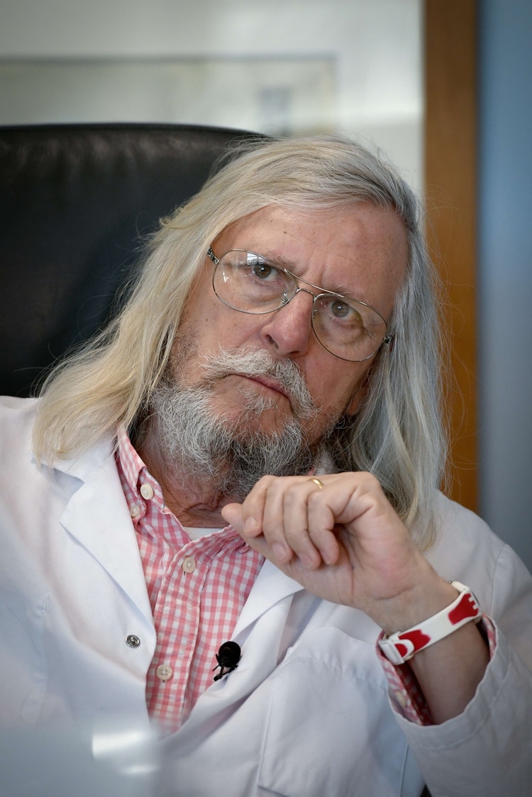 El reconocido infectólogo Didier Raoult, en su estudio de Marsella (Photo by GERARD JULIEN / AFP)