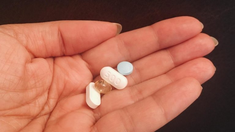 mano con pastillas