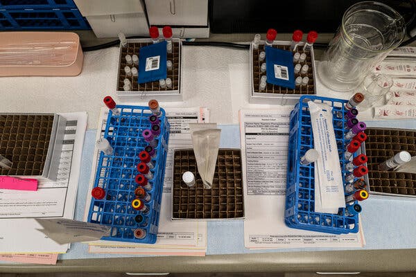 Kits de prueba para nuevos pacientes en un centro de pruebas para los tratamientos desarrollados por Regeneron y Eli Lilly en Mesa, Arizona.