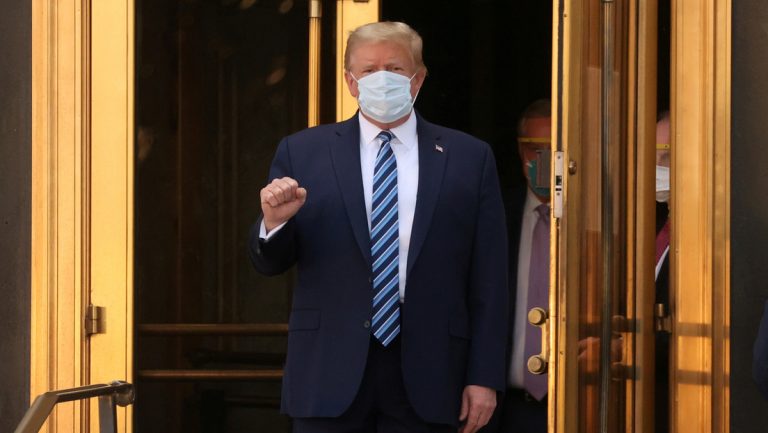 trump con barbijo