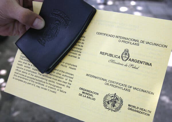 Durante décadas, las personas que viajaban a determinados países tenían que demostrar que se habían vacunado contra la fiebre amarilla, la rubeola y otras enfermedades. A menudo, los vacunados recibían una “tarjeta amarilla”.