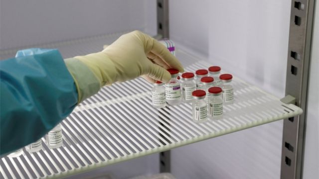Un trabajador médico en Italia manipula dosis de AstraZeneca.