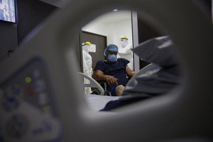 Un paciente espera ser trasladado luego de recibir el alta médica tras superar la enfermedad del COVID-19, el 18 de mayo de 2020 en Cali (Colombia). EFE/ Ernesto Guzmán Jr./Archivo