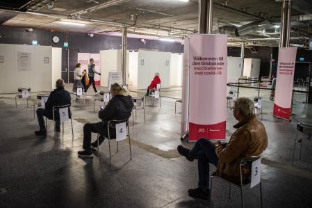 Stockholm (Sweden), 16/04/2021.- People wait in line to get vaccine against the coronavirus Covid-19 disease outside a night club turned into a mass vaccination center in Stockholm, Sweden, 16 April 2021. (Suecia, Estocolmo) EFE/EPA/CARL-OLOF ZIMMERMAN SWEDEN OUT
