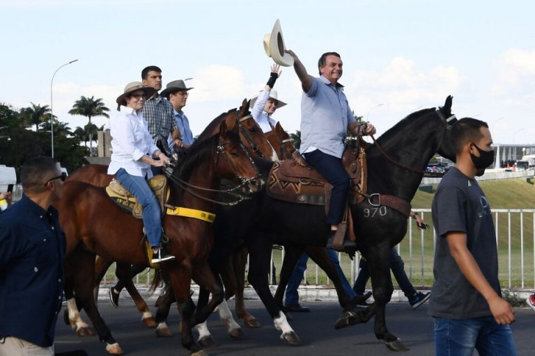 163347-bolsonaro-20a-20caballo-20afp
