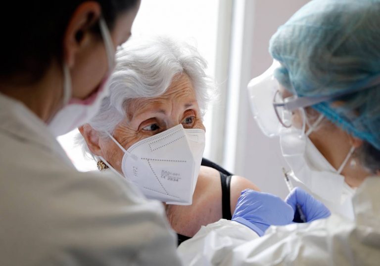Las-vacunas-evitaron-3.500-muertes-en-residencias-solo-en-el-primer-trimestre-de-2021
