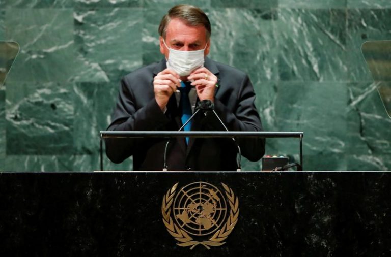 El presidente de Brasil, Jair Bolsonaro, se vuelve a poner una mascarilla protectora que usó debido a la pandemia de coronavirus después de hablar durante el 76 ° período de sesiones de la Asamblea General de la ONU en la ciudad de Nueva York.