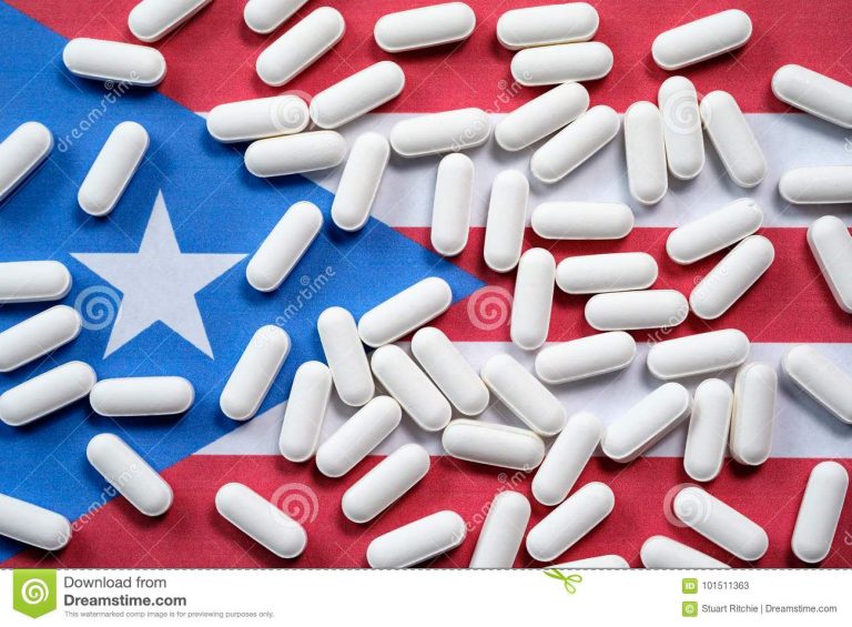 píldoras-blancas-de-la-prescripción-en-fondo-bandera-puerto-rico-101511363