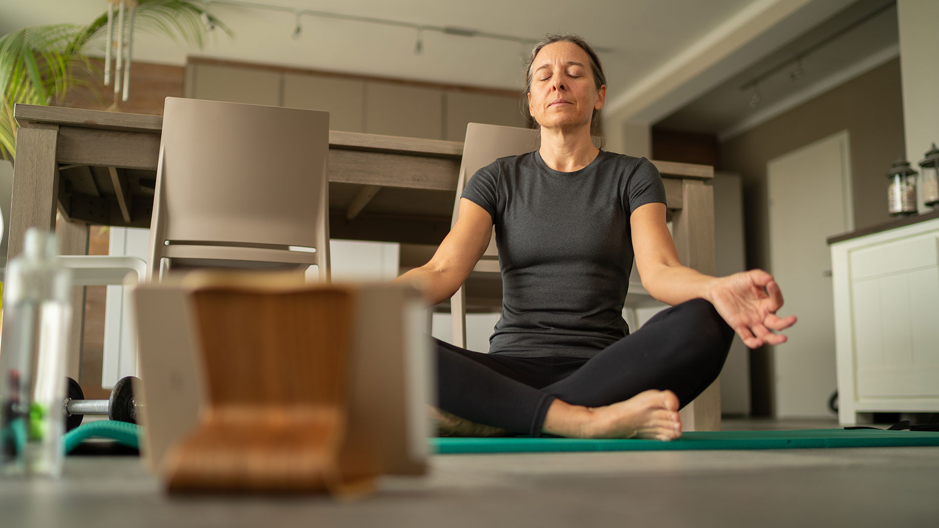 Existe una intervención que combina la terapia cognitiva con la práctica de la meditación de atención plena o "mindfulness" (Getty Images)