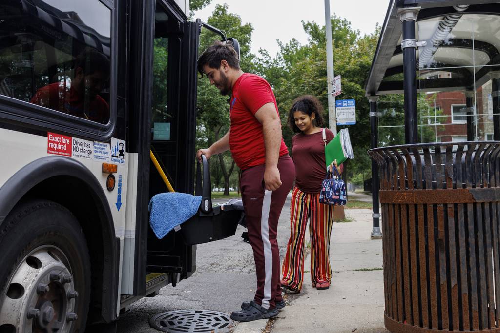 Yolexi Cubillan y su novio Fabián Méndez, abordan un autobús en West Garfield Boulevard mientras llevan a su recién nacido Derick Alexander Cubillan a una cita médica el jueves 7 de septiembre de 2023 en Chicago.