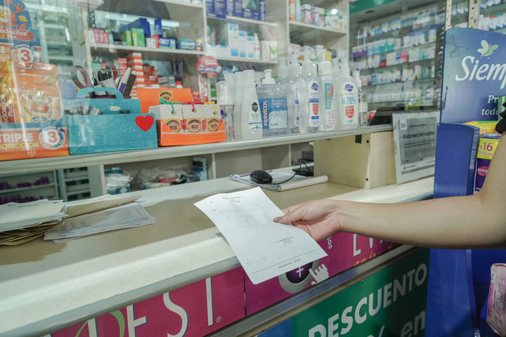 Sólo el farmacéutico podrá ofrecerle marcas comerciales al comprador. Foto: Mario Quinteros