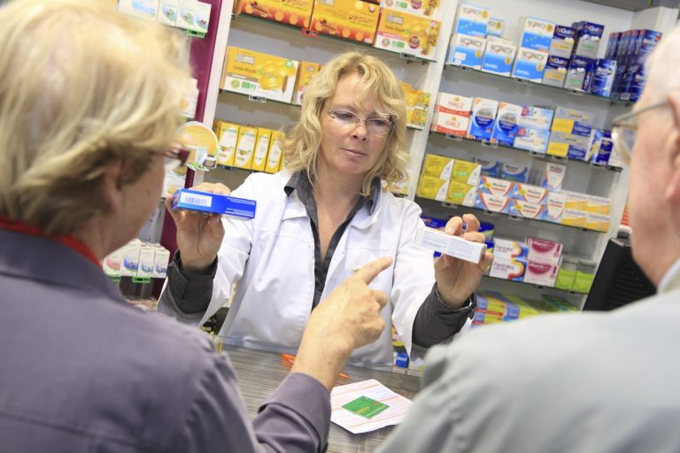 3-personen,Allein,Alter,Apotheke,Apotheker,Arbeitsstelle,Berater,Beruf,Brille,Brille,Europa,Frankreich,Frau,Generikum,Geschaeft,Geschaeft,Gesundheit,Gruppe-menschen,Haendler,Innen,Kauf,Krankheit,Kunde,Mann,Medikament,Mensch Europaischer Herkunft,Person,Phi
