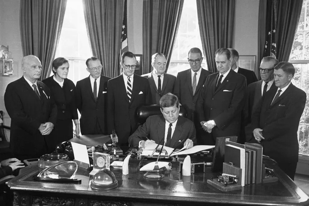 El presidente John F. Kennedy firmó la legislación que creó la moderna F.D.A. La segunda desde la izquierda es la Dra. Frances Kelsey, cuyo trabajo sobre la talidomida ayudó a que el Congreso y el público adoptaran una regulación más estricta de los alimentos y los medicamentos. Crédito...Bettmann/Getty Images