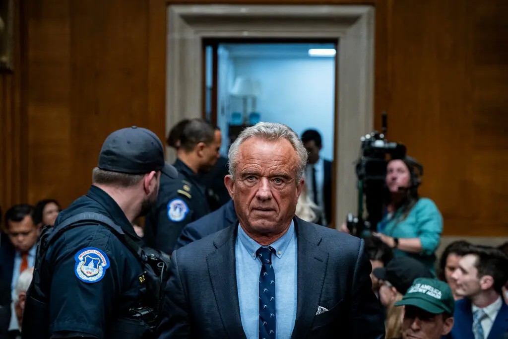 Robert F. Kennedy Jr., secretario de Salud y Servicios Humanos, ha prometido relajar los estándares de la FDA para permitir que los consumidores accedan a más terapias alternativas, a menudo no probadas e incluso dañinas.Crédito...Haiyun Jiang para The New York Times