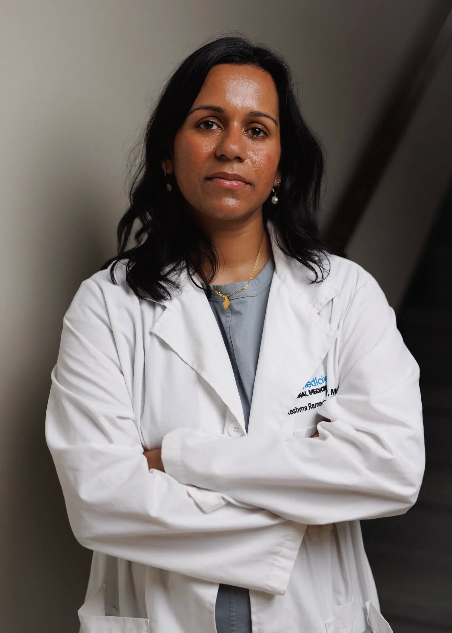 Reshma Ramachandran es codirectora de un grupo de vigilancia de Yale que ha abogado durante mucho tiempo por la reforma de la F.D.A. Ahora le preocupa que los llamados a una reforma sensata estén siendo reemplazados por un ataque generalizado contra la agencia.Crédito...Nate Langston Palmer para The New York Times
