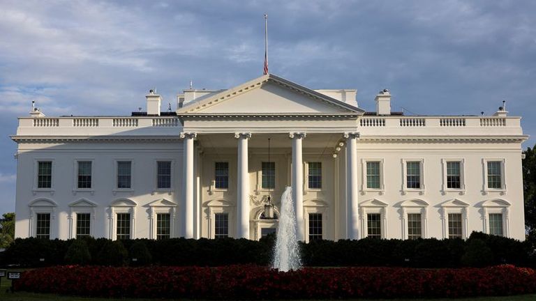 2025-04-21T173153Z_1_LYNXMPEL3K0R3_RTROPTP_4_USA-TRUMP-ARTS-LAWSUIT
