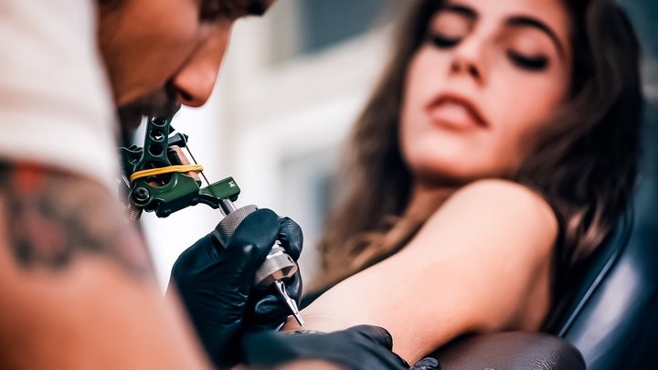 Ocurre una penetración repetida de agujas en la capa dérmica de la piel. Foto: Shutterstock