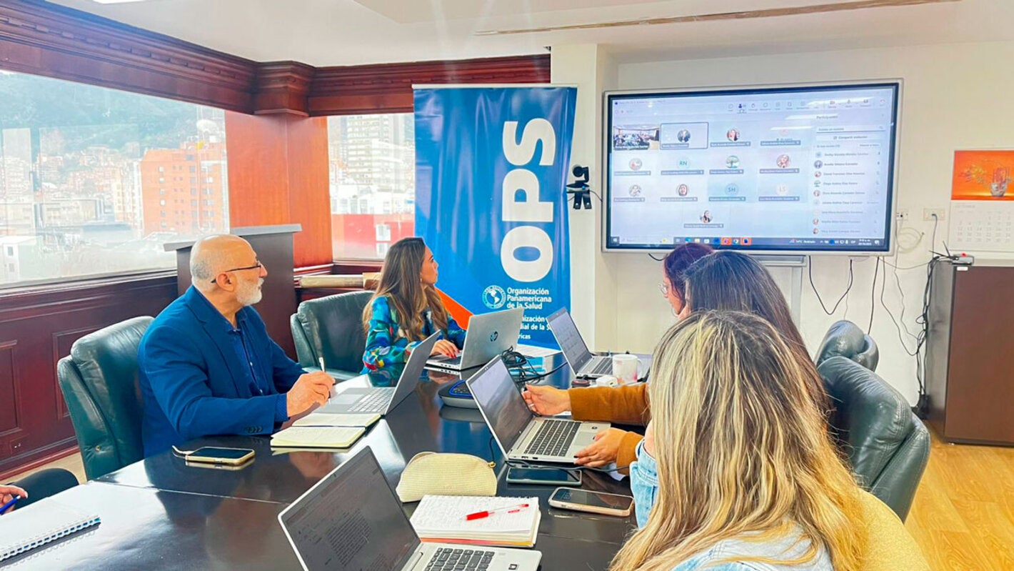 grupo reunido en taller de ruta de reconocimiento 