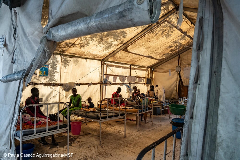 Niños y cuidadores en la sala de hospitalización pediátrica.