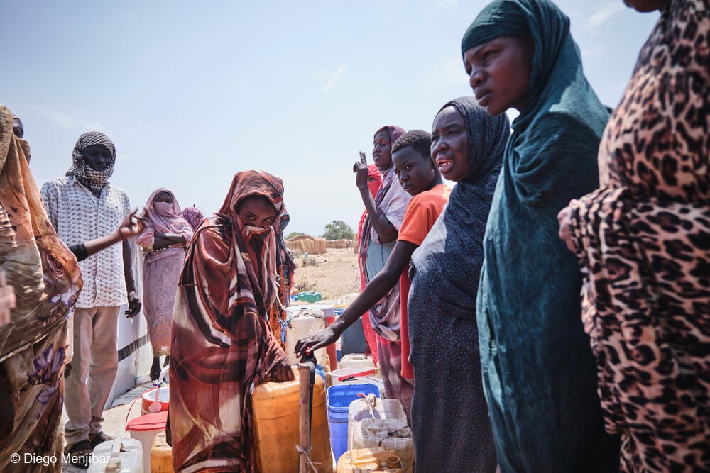 Un grupo de mujeres recoge agua en un punto designado por MSF en Jerbana, donde la falta de agua es el principal problema de la población.