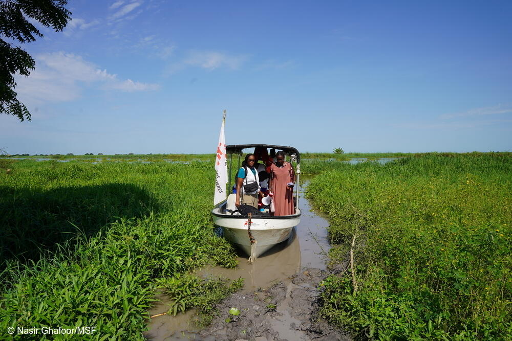 Un equipo de MSF llega en barco a una aldea remota para prestar servicios de atención primaria de salud. En Ulang, MSF prestó apoyo a 13 centros de atención primaria de salud con personal, medicamentos y otros recursos mediante un modelo de atención descentralizado, mejorando el acceso a la atención sanitaria de las comunidades de zonas de difícil acceso.
