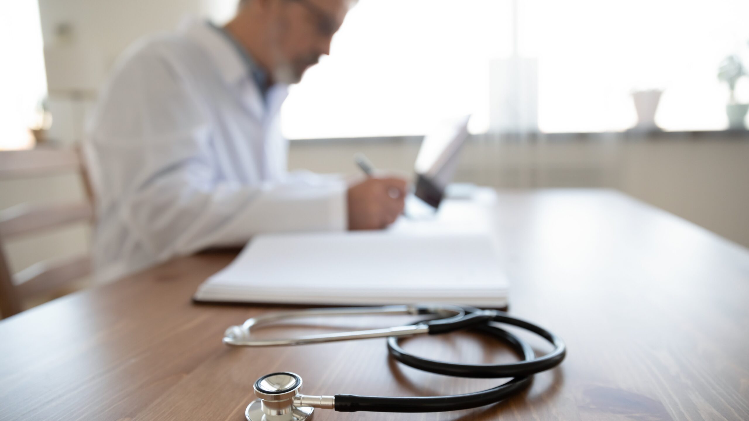 Médico mayor con fonendoscopio