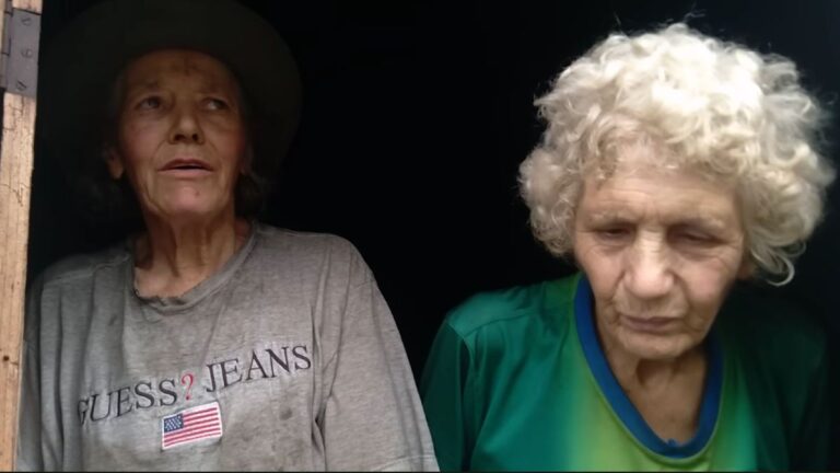 dos-hermanas-puerta-su-casa-242863-og-1200-675