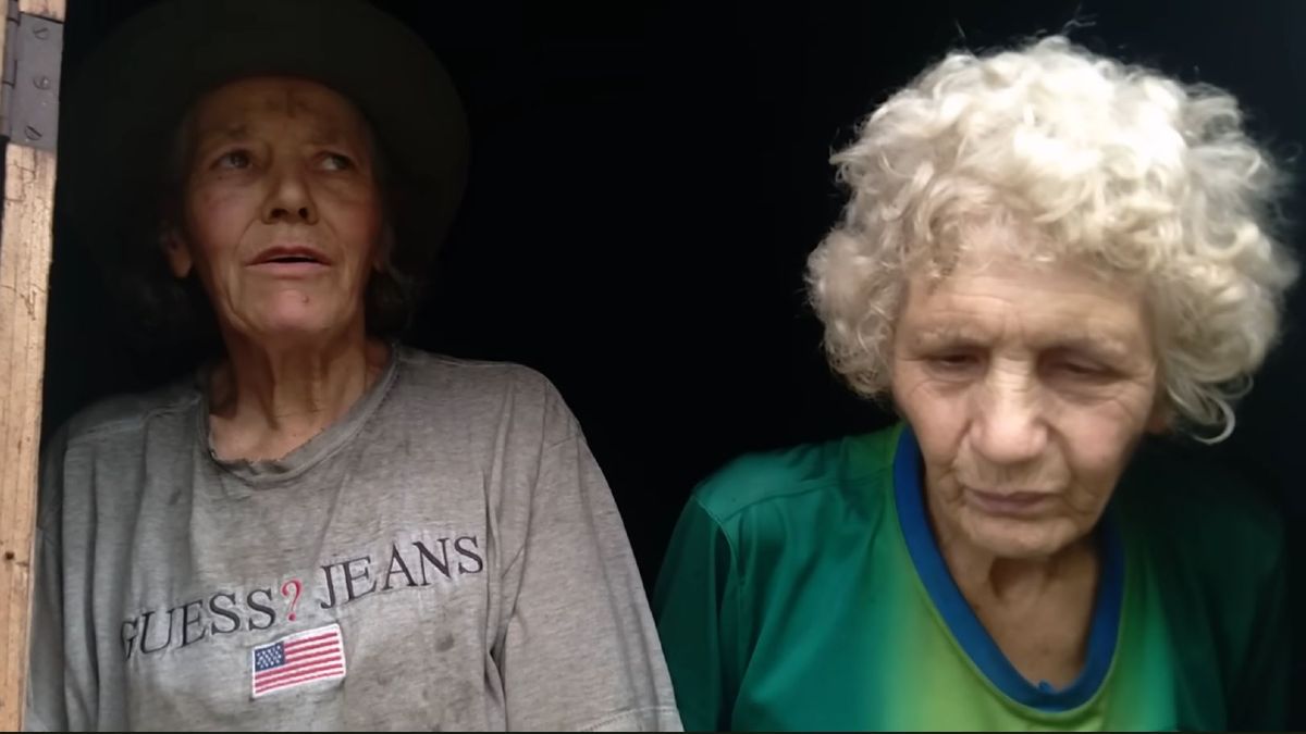 dos-hermanas-puerta-su-casa-242863-og-1200-675